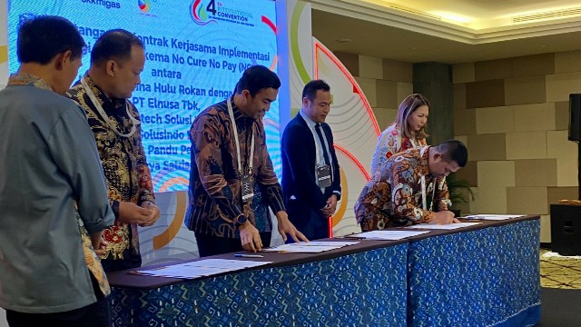 Foto: Penandatanganan kerjasama oleh EVP Upstream Bussiness PHR Edwil Suzandi bersama perwakilan dari masing-masing penyedia solusi dalam mendukung target 1 juta BOPD di 2030.